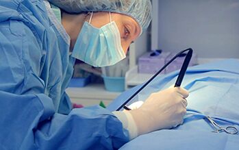 Kirurg izvaja operacijo za povečanje falusa moškega