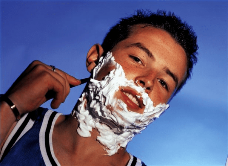 najstnik se brije in razmišlja o povečanju penisa