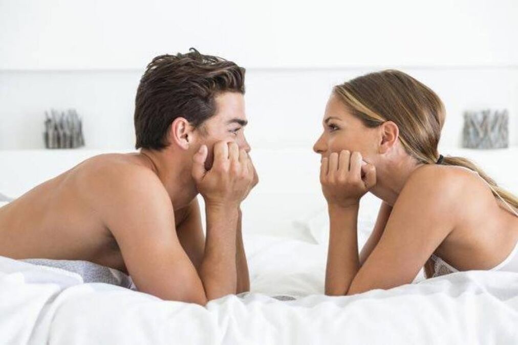 ženska v postelji z moškim s povečanim penisom