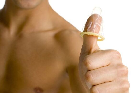 kondom na prstu simbolizira povečanje najstnikovega penisa